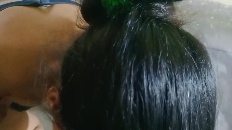 NikiRathod: Сильно ляскаючи її по дупі і змушуючи її робити мінет