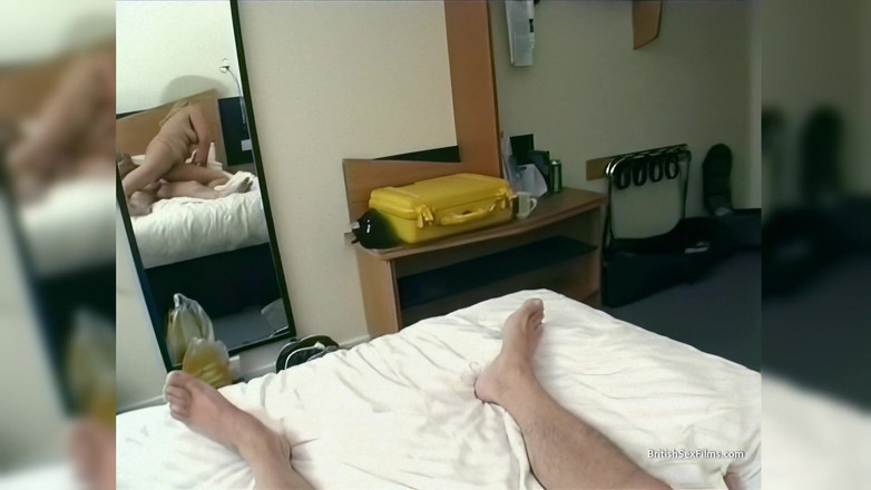 British Sex Films: Коротка пухка Кейтлін катається на члені, поки в її дупі, і Лейла облизує сперму