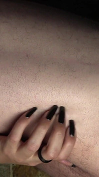 Seinen großen haarigen hintern mit meinen langen und natürlichen fingernägeln kratzen und punktieren