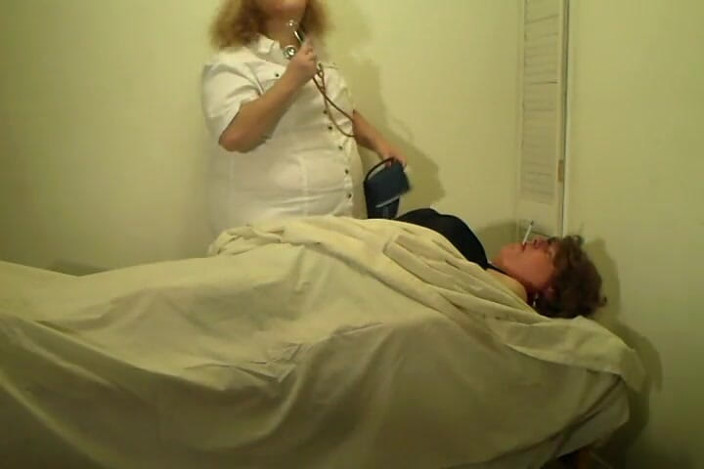 BBW nurse Vicki adventures with friends: 2人のいたずらな看護師と医師と患者パーティー