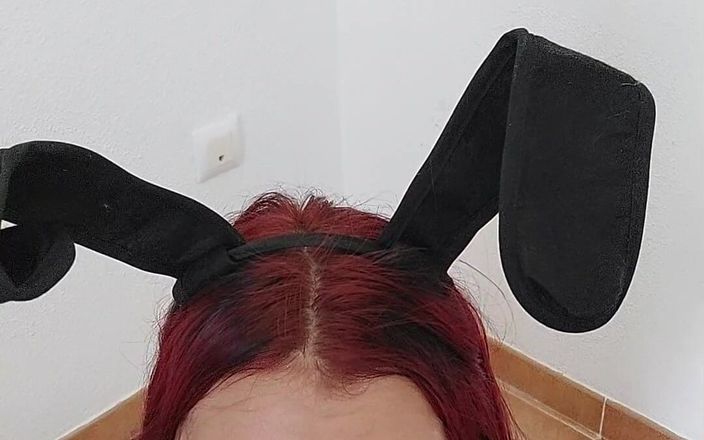 Softbrattypuppy: Alemã sua empregada coelhinha está com tesão e quer fazer...