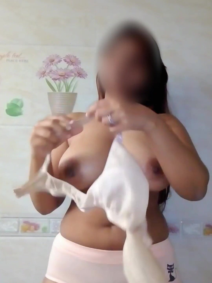clubrealr: Awek desi bertetek besar menukar pakaian untuk suami