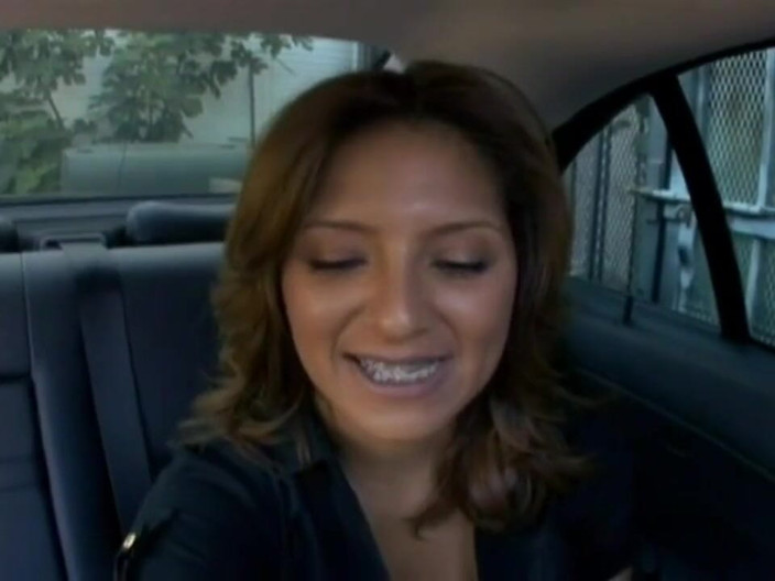 Just Great Ass: Latina gostosa leva um pau grande no carro