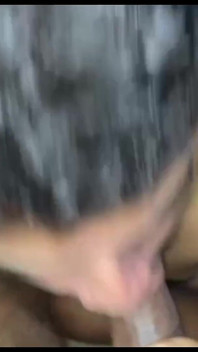 La giovane sissy fa sesso in salotto dopo il college