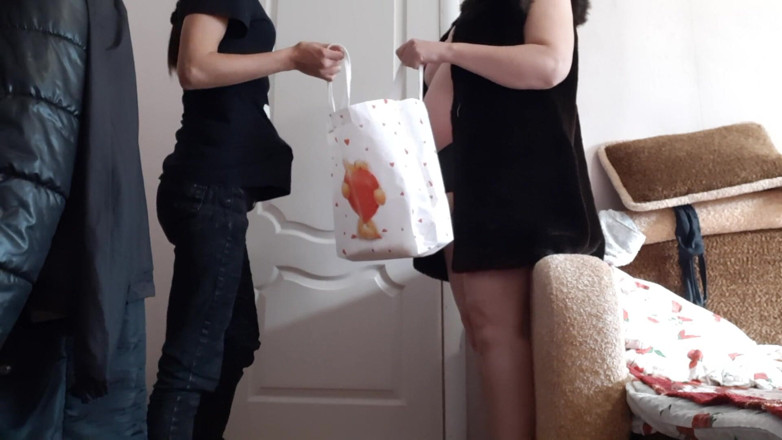 Lesbian-illusion: De ziua fiicei mele vitrege, nu numai că i-am oferit...