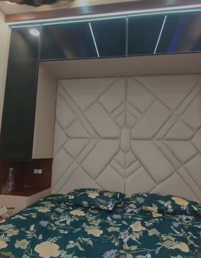 Queen7895: Młoda przyrodnia siostra rucha się z przyrodnim bratem