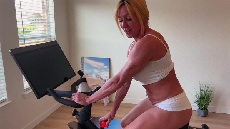 FitwifeJewels: Gå av Peloton och flexa för dig i naken