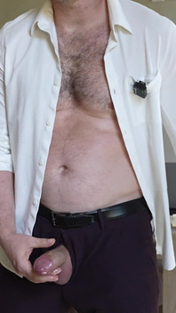 Ofis patronu tek başına yarağıma mastürbasyon yapıyor ve büyük boşalma