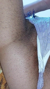 Seksowna milf przymierza majtki. Oglądając owłosioną mamuśkę, owłosioną cipkę, duże cycki, duży tyłek.