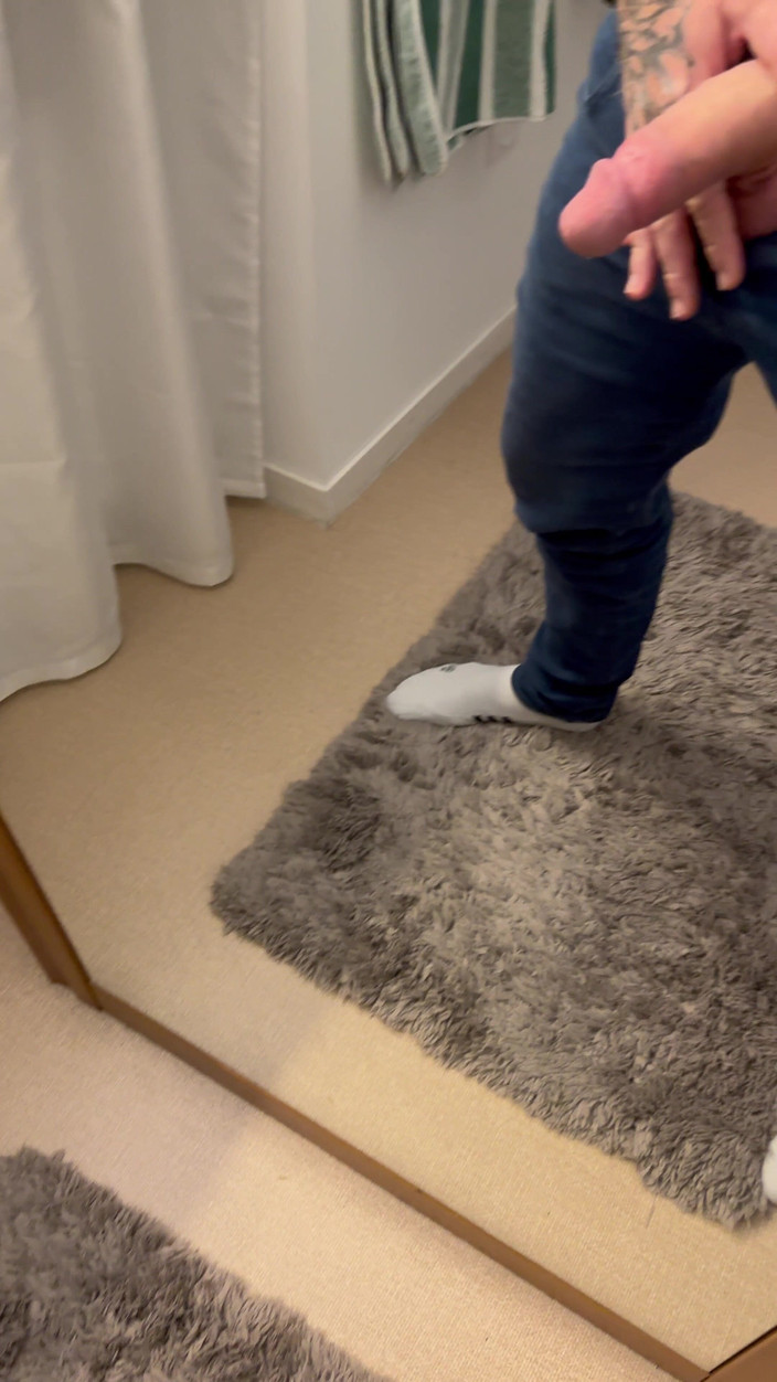 mekcho92000: Piscio e massaggio il mio cazzo