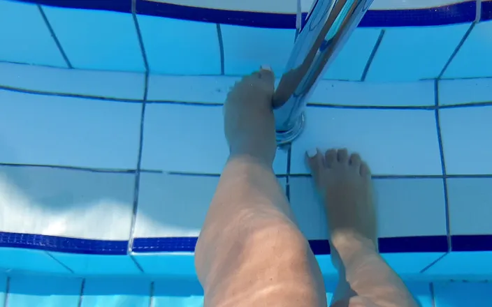 Fetish intimmedia: Wet feet outdoors