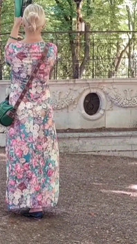 Bini blonde matang amatur menikmati seks oral di dalam kereta