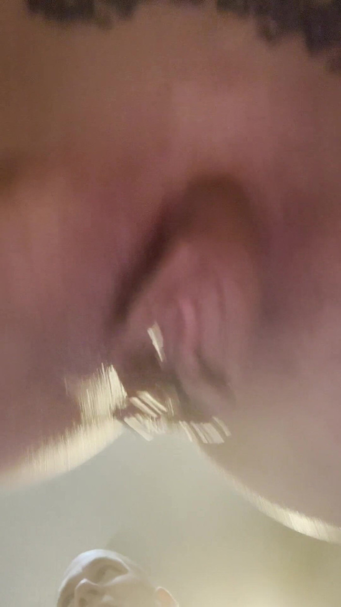 Zoey Portland: Děvka vezme opraváře ptáka a on prstí ji, zatímco manžel...