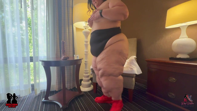 Reds BBW Hotties: Grandota Te Habla Mientras Juega Con Juguete