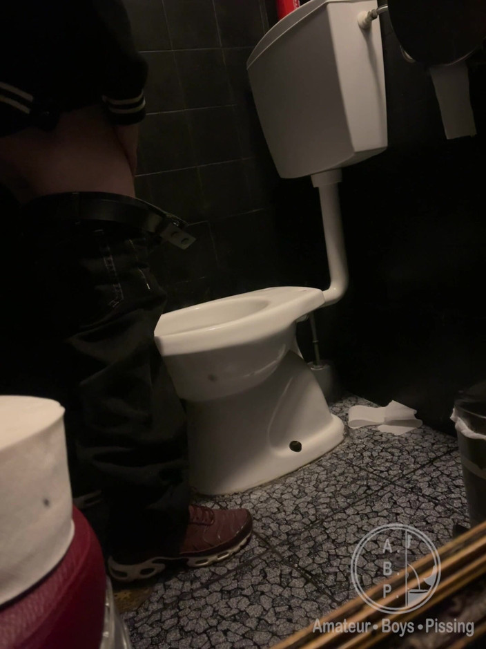 AmateurBoysPissing: Ragazzo Etero Amatoriale Beccato a Pisciare in Un Bagno Del...