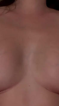 継母がピンクのショートパンツを履いたまま中で中出し