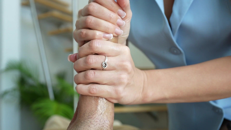 Kriss Kiss: Sesso Con Una Massaggiatrice in Calze E Abito in Un...