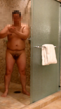Homem asiático toma banho completo, masturbação e porra