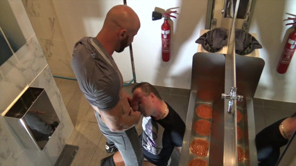 MACHO FUCKER FROM SPAIN: Aymeric deville dikremasi oleh ayah di toilet