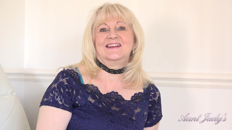 Aunt Judy's: Teta - Poznávám prsatou blonďatou GILF Katie Wish