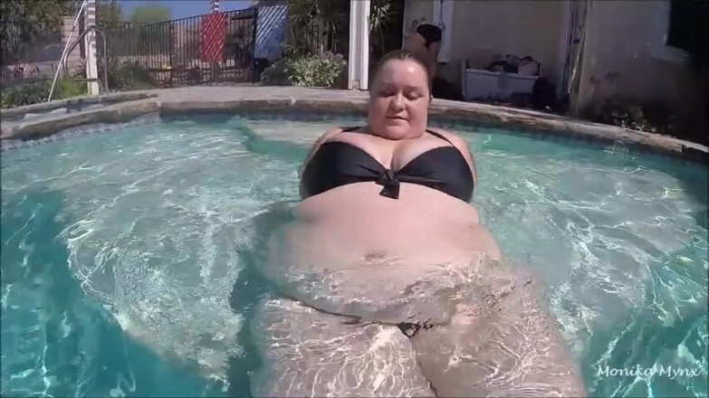 BBW Pleasures: 수영장에서 노는 SSBBW Belly