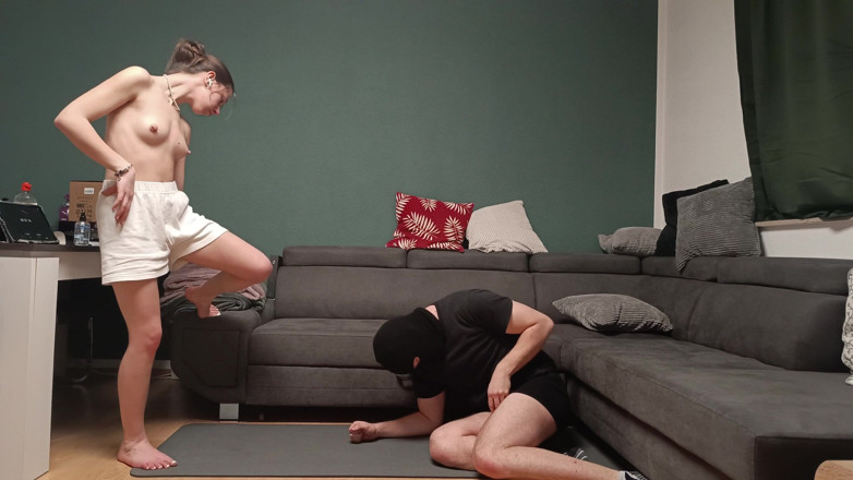 GermanBallsBusted: Une fille m’ignore et m’éjacule avec ses pieds nus