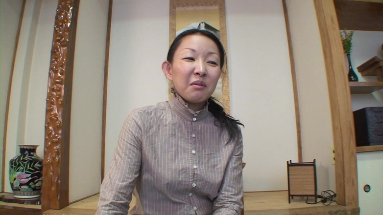Japan Lust: Une mamie japonaise mature se déshabille pour un creampie dans...