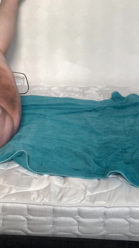 Des orgasmes gémissants me stimulent la chatte avec une baguette