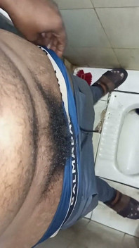 Ma femme lèche une grosse bite noire et baise