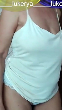 性感的Lukerya换上红色的网布衣服