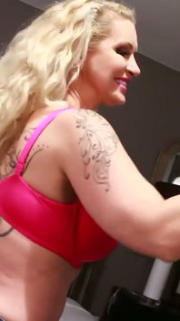Mamă sexy blondă țâțoasă Ryan Conner călărește pula neagră uriașă a lui Rome Majors