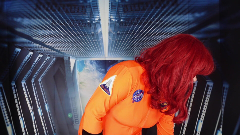Deanna deadly: นักบินอวกาศให้ POV เย็ดหีและสอนชักว่าวให้นมใหญ่ของเธอ