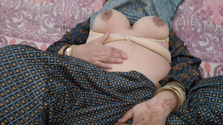 QueenbeautyQB: Tia, que vive no bairro, convida Rahul para sua casa...