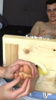 Uvězněn V Kládě: Kupen Bezmocný V Lechtacím Vězení