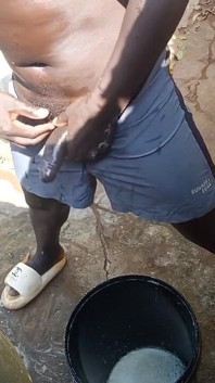 Chico de África se esconde en baños al aire libre de vecinos y luego libera corridas masivas