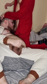 Des ours se sucent les en pyjama
