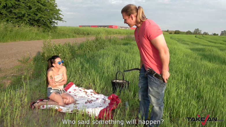 Take Van: Gagică drăguță care se expune la soare în aer liber găsită...