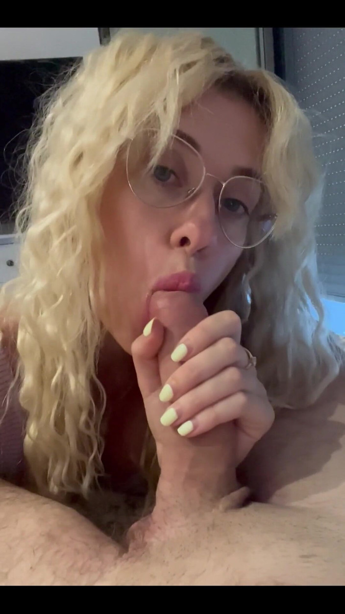 BunnyBlondyX: Sekreter bakışıyla seni emmeyi seviyorsun