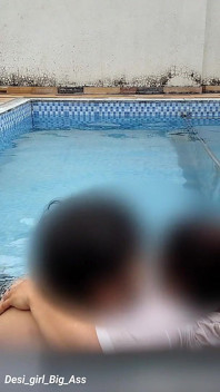 Ateşli bir çiftin yüzme havuzunda riskli eğlencesi.