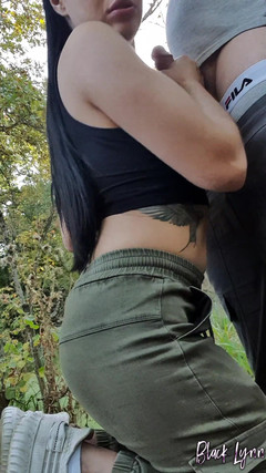 YSP Studio: Wandelende vlogger vind een pik om te zuigen - selfie pijpbeurt