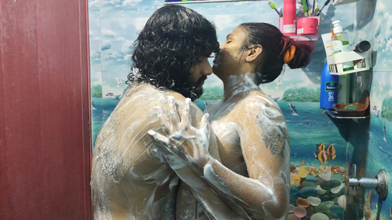 Vaigavarun45: Bagno e tette stampano romanticismo bagno