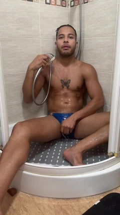 Se branler et faire pipi sous la douche