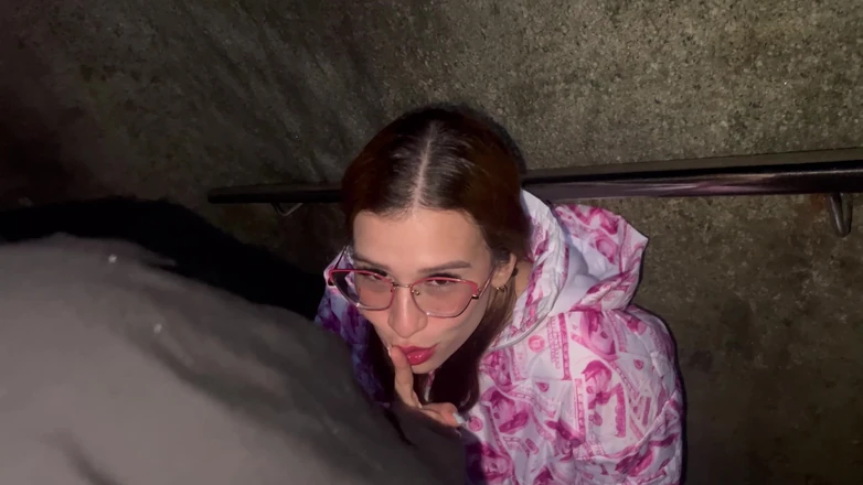 Katty Blake: Katty Blake je objevena turisty, kteří mají sex v Piedra...