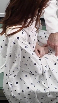 かわいい赤毛は保険を持っていませんが、彼女は彼女のタイトな小さな猫で支払うことができます~無料のフルシーン