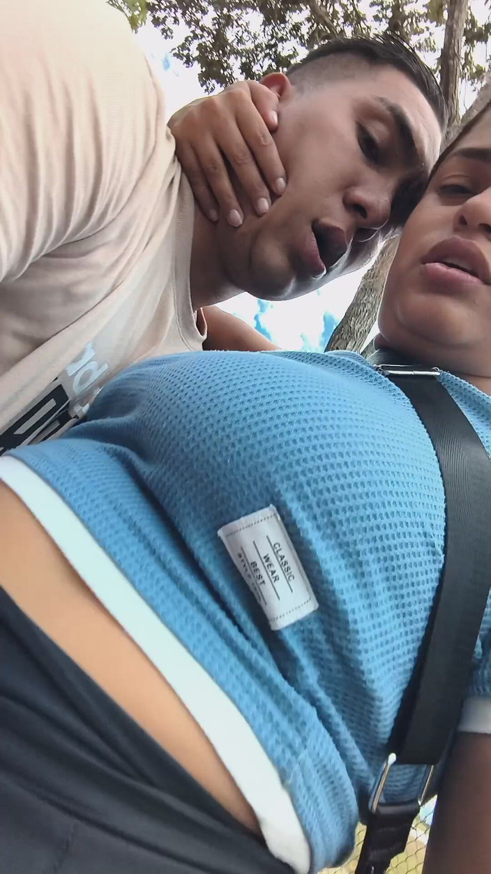 AngyAmazon: Prstem ošukaná venku a téměř chycena