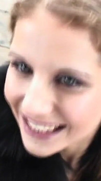 Una ragazza mora maliziosa succhia il cazzo fino a quando non viene