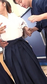 Maestra japonesa madura madrastra seduce al sexo grupal por tres chicos en japonés sin censura