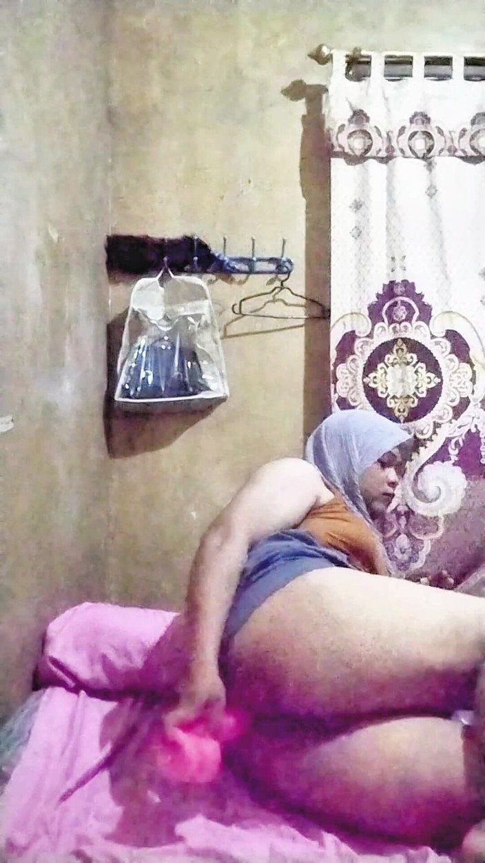 Ivvy Crossdresser: Hijab Shemale bär uniform för sina fans fantasier