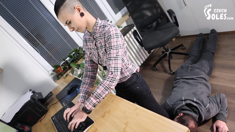 Czech Soles - foot fetish content: Cruzando os limites do fetiche por pés no trabalho