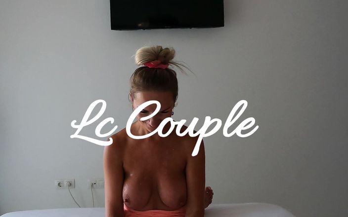 LC couple: Cô gái tóc vàng nóng bỏng cưỡi trên một con...